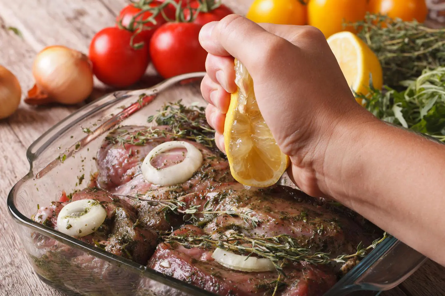 Traditionelles Einlegen von Fleisch