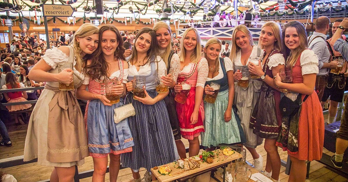 Wie die Deutschen das Oktoberfest mit Fleischspezialitäten feiern