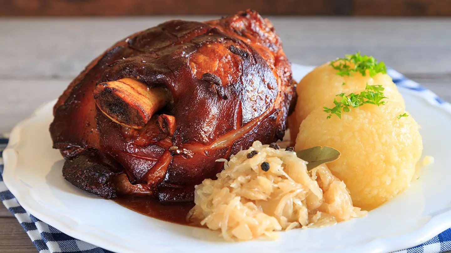Schweinshaxe: Perfekt zubereitete Schweinshaxen
