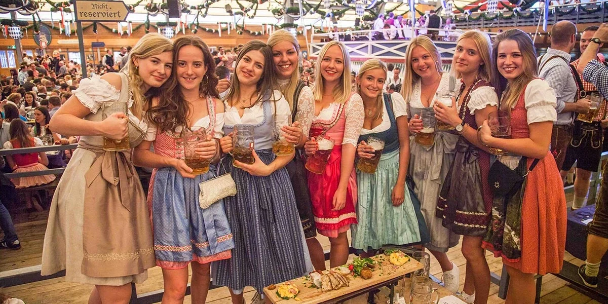 Wie die Deutschen das Oktoberfest mit Fleischspezialitäten feiern