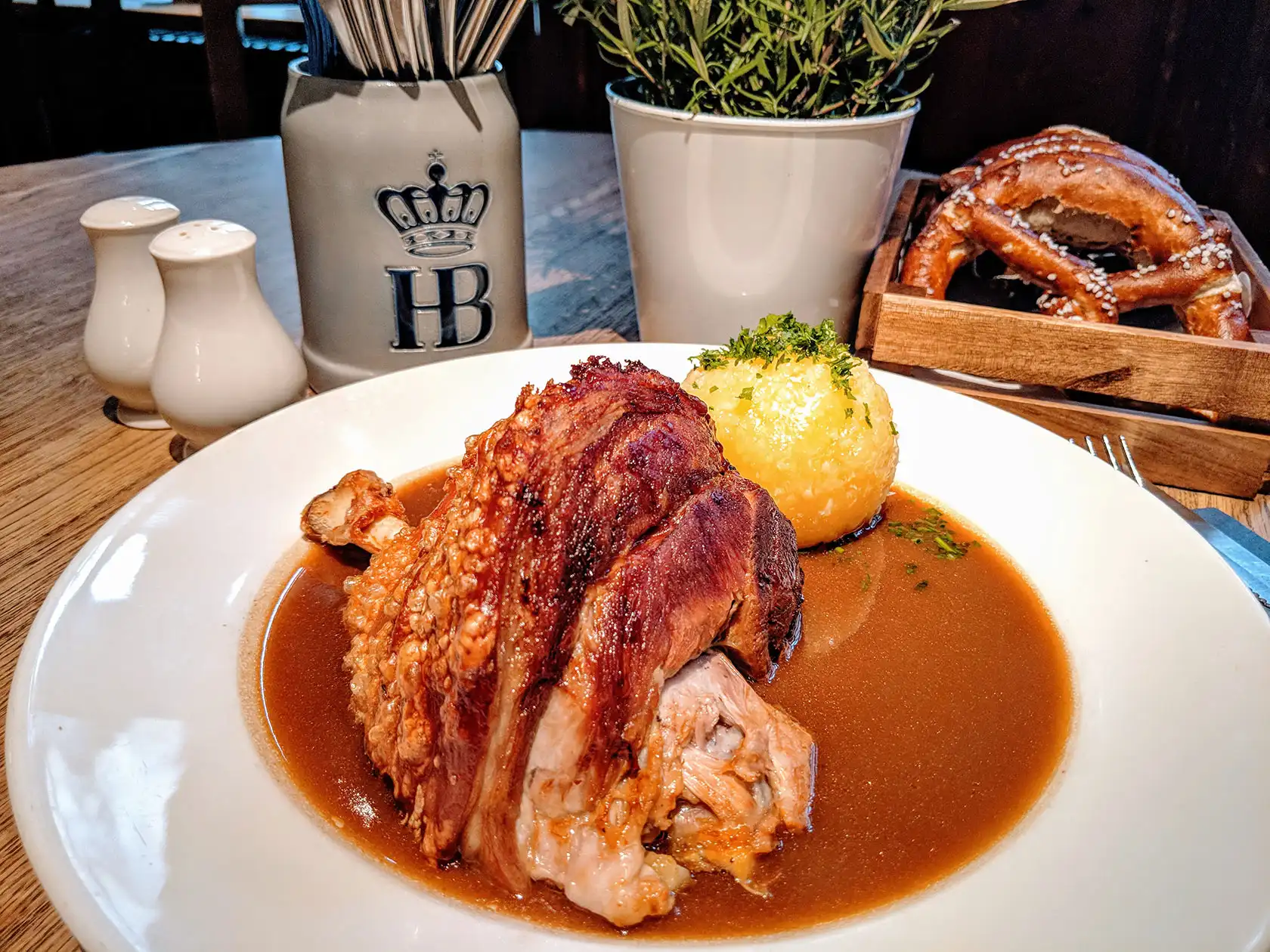 Schweinshaxe: Perfekt zubereitete Schweinshaxen